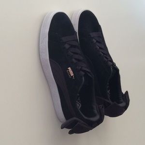 NWT Suede Sz 6 Puma Black Sneakers with Bows